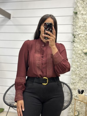 CAMISA TROQUELADA BURDEOS