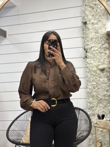 CAMISA TROQUELADA MARRÓN